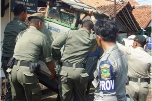Anggota satpol PP Kuningan saat menertibkan PKL.